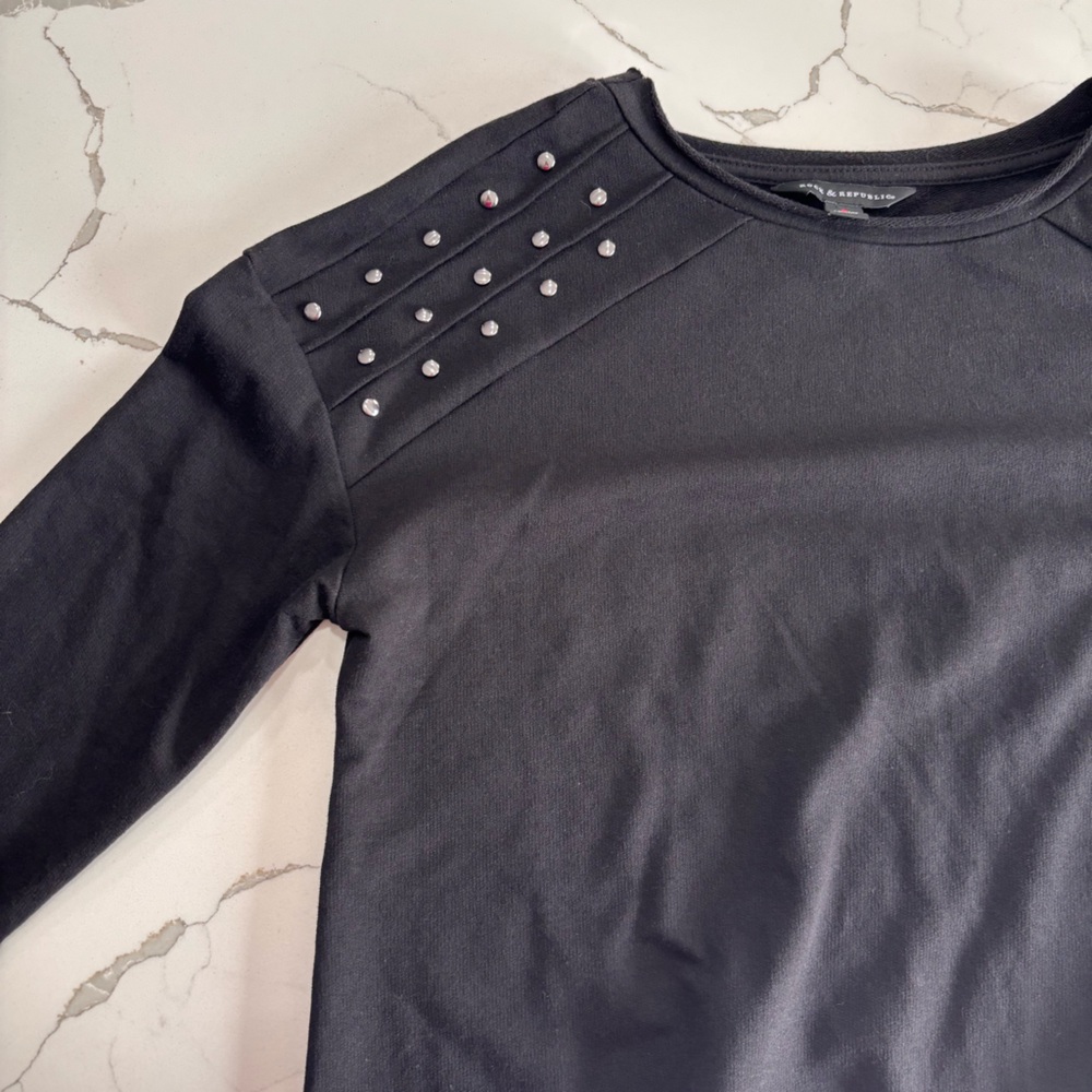 Rock & Republic Women’s Black Studded Twist Knot Hem Sweatshirt Top Size Small - Picture 4 of 15